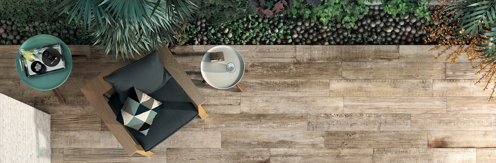 Ein Bad mit glänzendem Mosaik und Fliesen